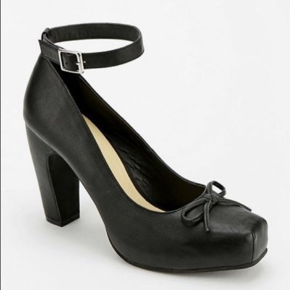 Urban Outfitters 4 inch black ankle strap bow heel - Picture 1 of 8